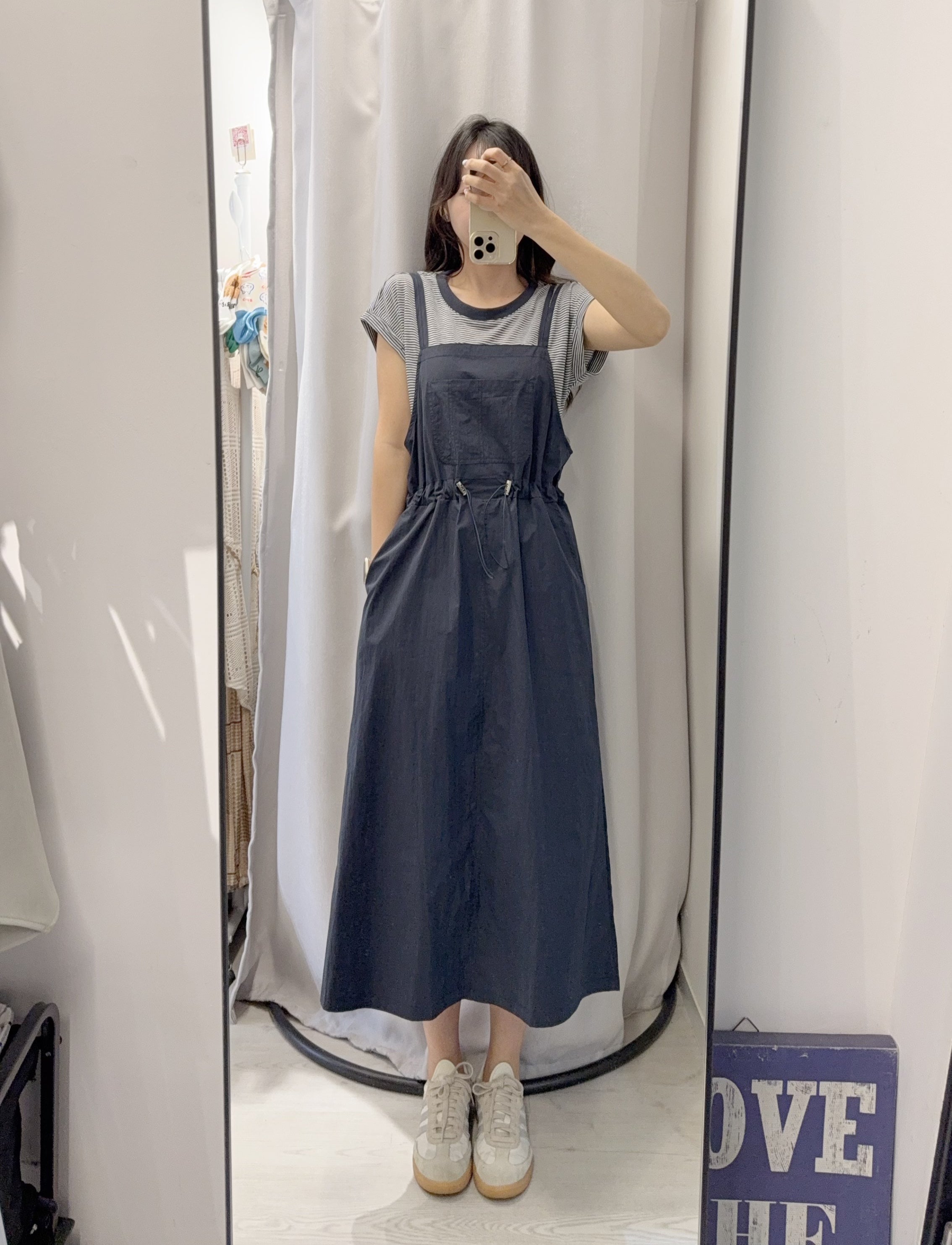 夏季 橫條紋T恤配工裝裙 – 一套懶人穿搭,率性有型 - Image 5