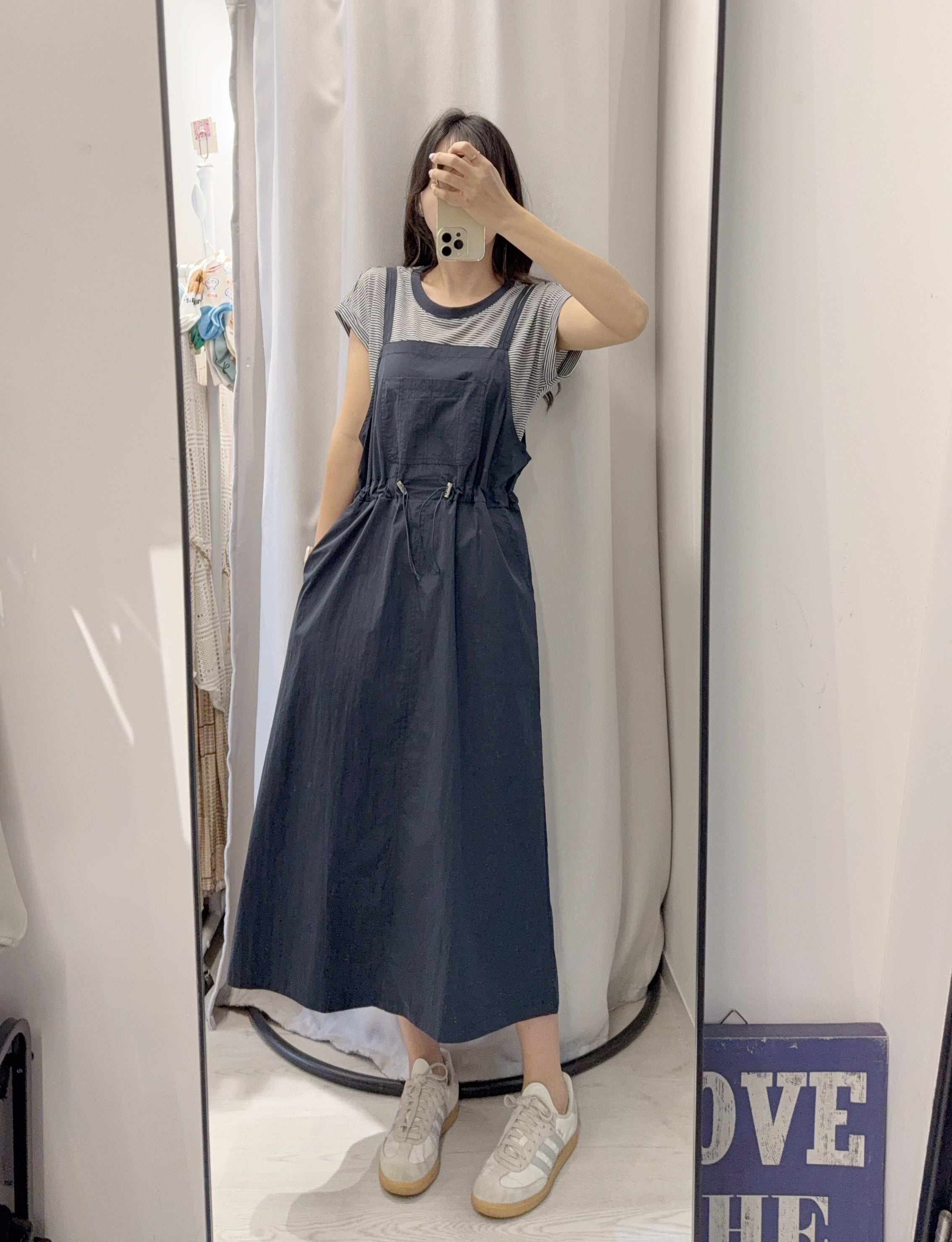 夏季 橫條紋T恤配工裝裙 – 一套懶人穿搭,率性有型 - Image 2