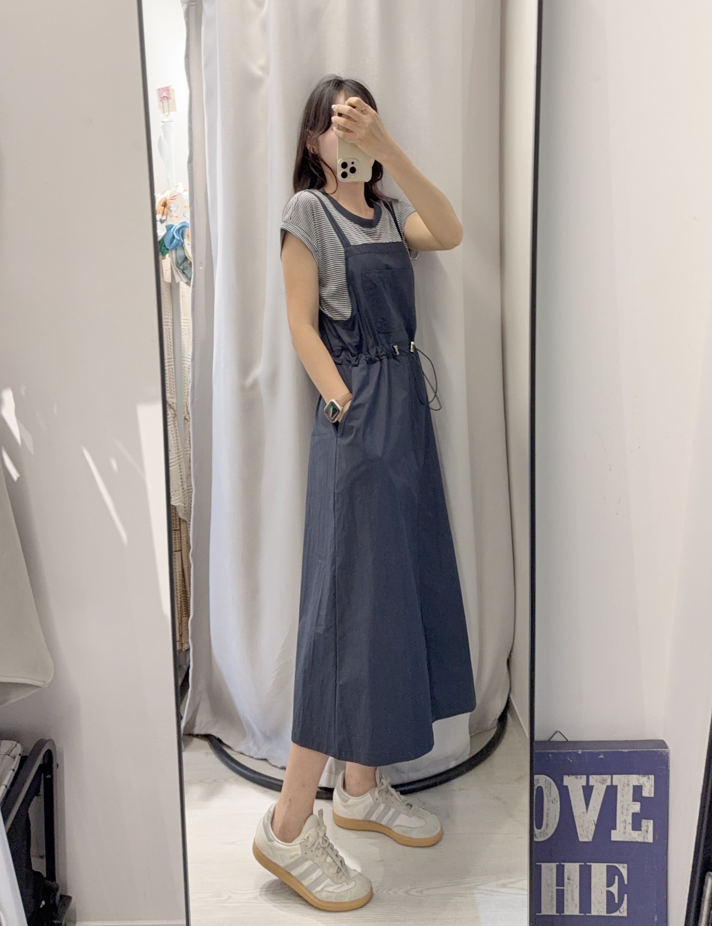 夏季 橫條紋T恤配工裝裙 – 一套懶人穿搭,率性有型 - Image 3